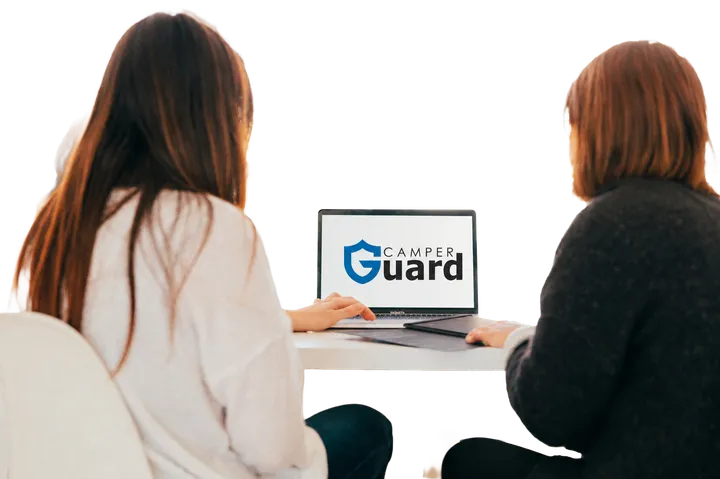 Entretien de conseil avec présentation de CamperGuard sur un ordinateur portable