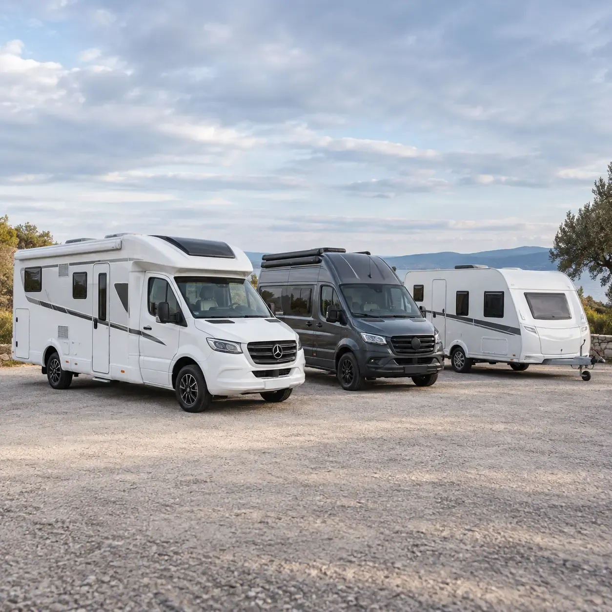 Camping-car, van aménagé et caravane côte à côte sur une aire