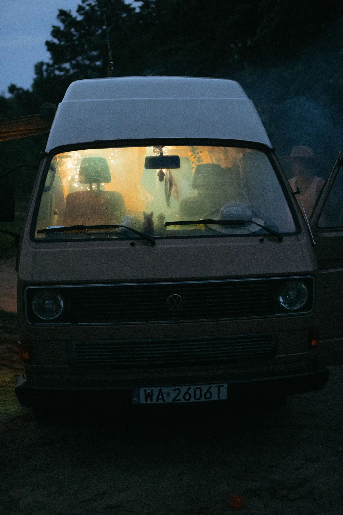 Camping-car éclairé de nuit sur une aire de stationnement